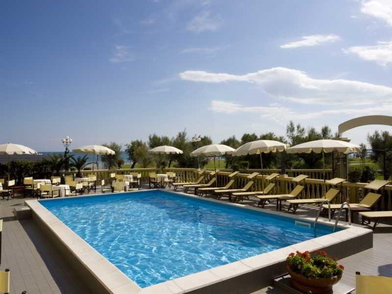 Hotel Vittoria Pesaro Exterior photo Swimming pool