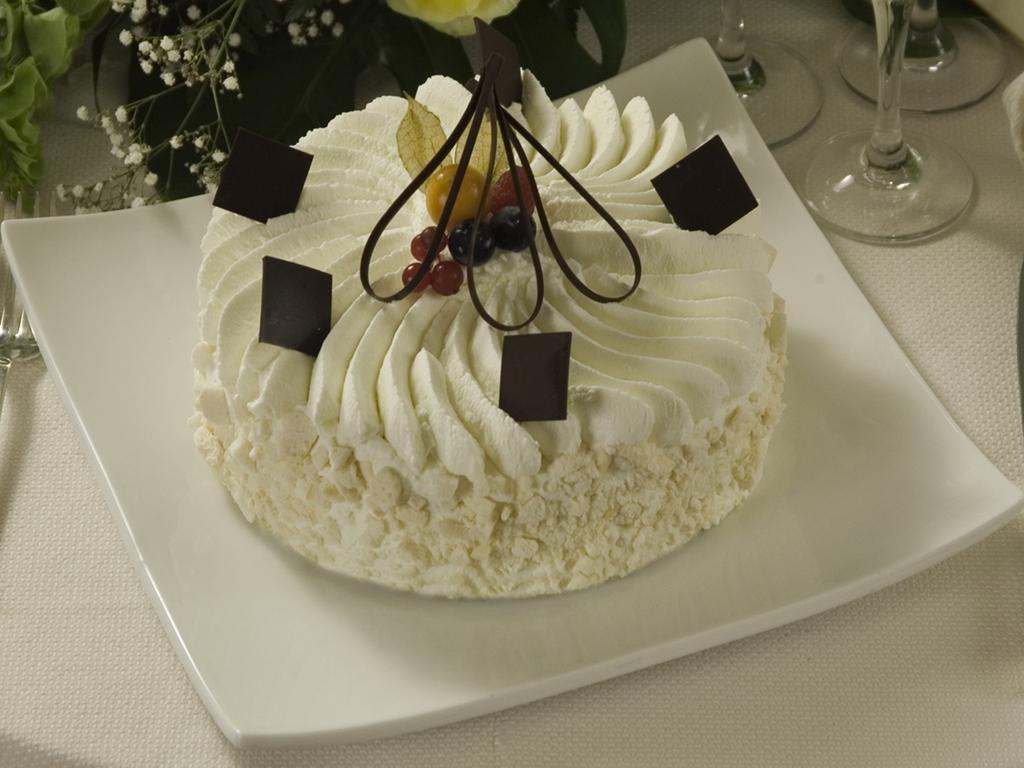 Hotel Vittoria Pesaro Exterior photo A cassata