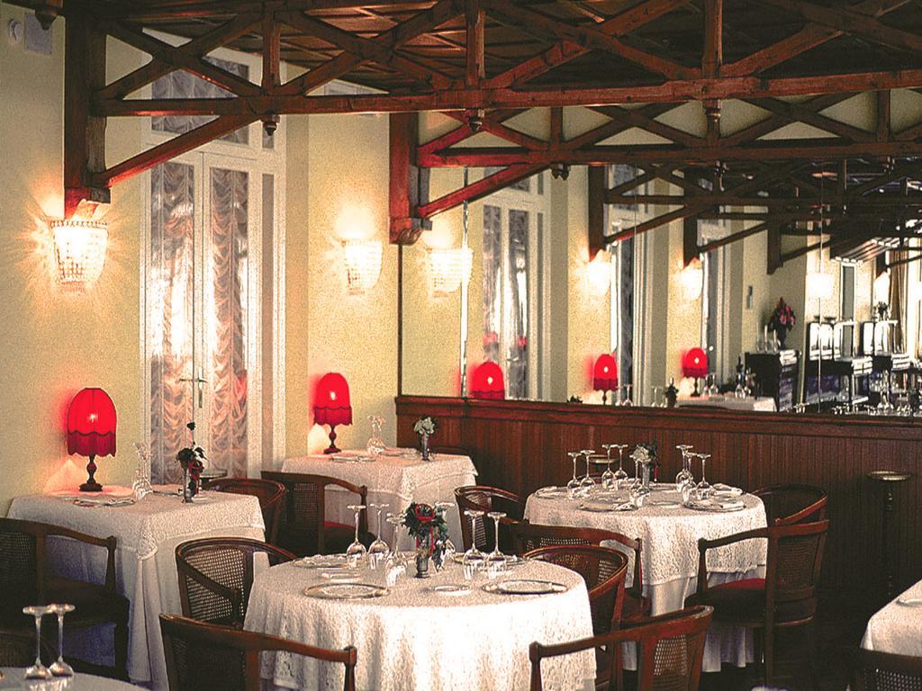 Hotel Vittoria Pesaro Exterior photo Restaurant "La Pergoletta"