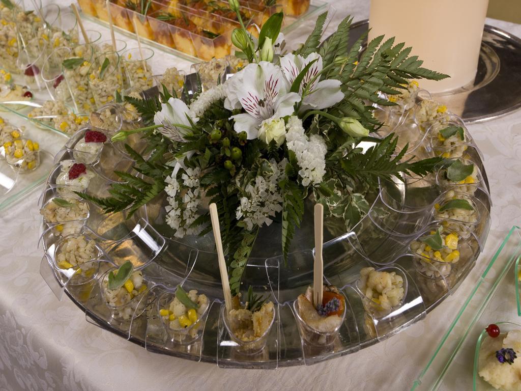 Hotel Vittoria Pesaro Exterior photo Canapés