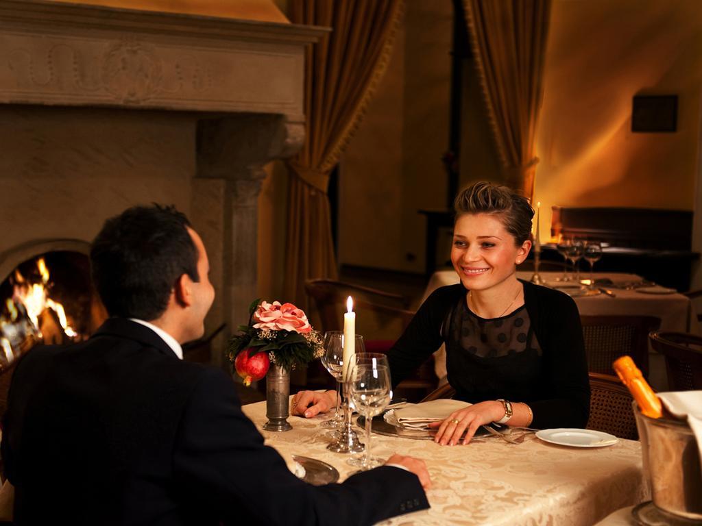 Hotel Vittoria Pesaro Exterior photo A couple dining in a restaurant